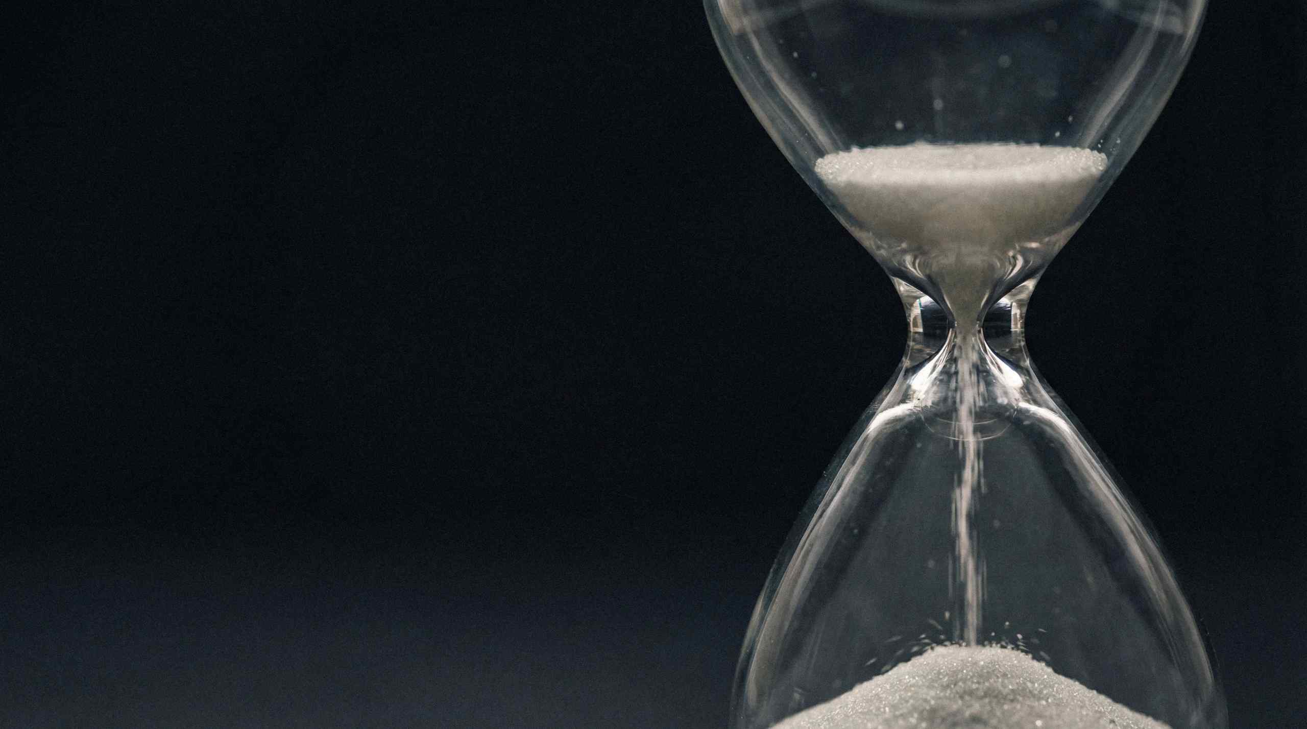 An image of an hourglass.